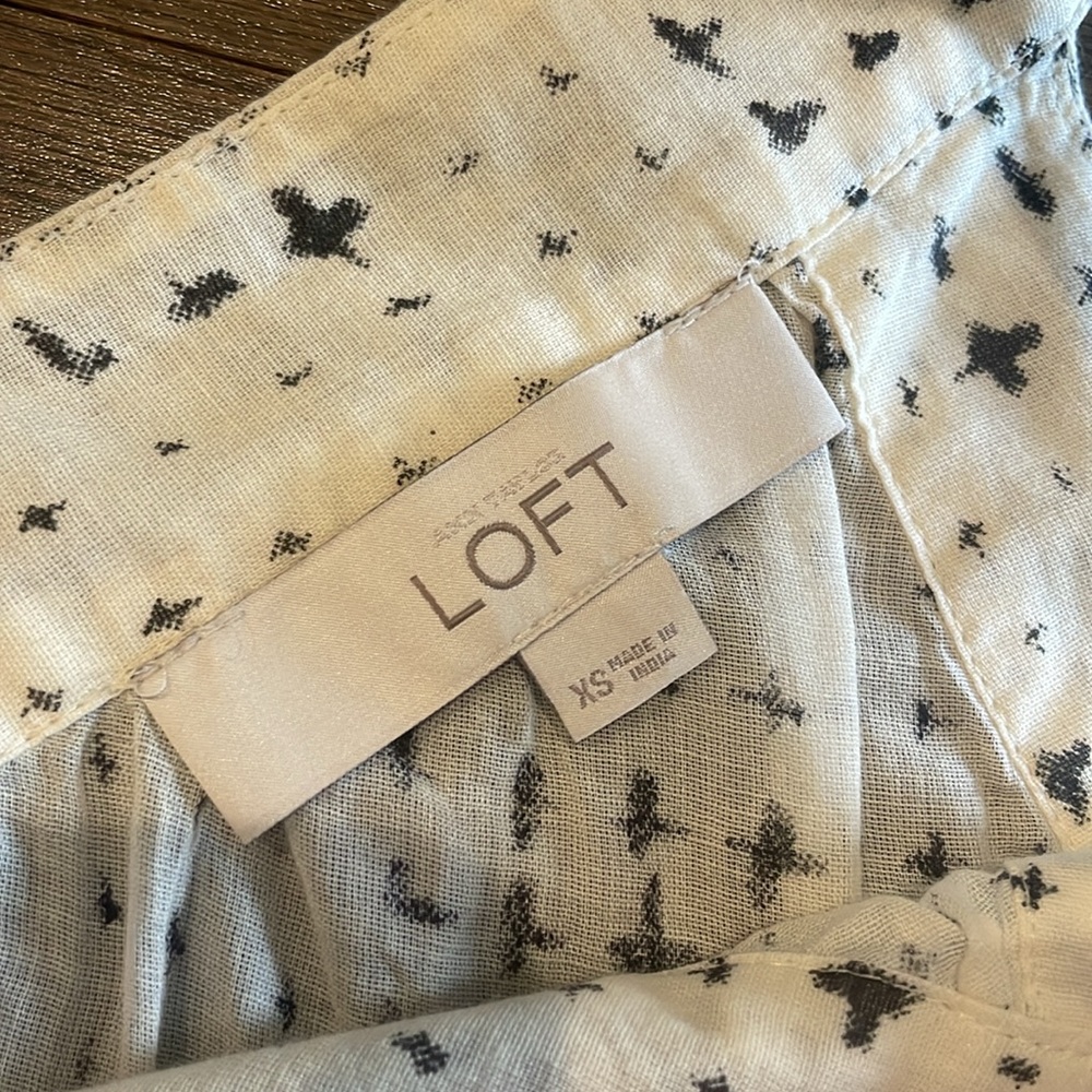 LOFT Off White and Black Patterned Shell - Size XS - Picture 4 of 5